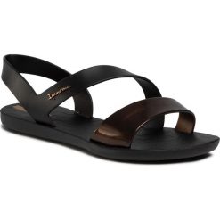 Sandały IPANEMA - Vibe Sandal Fem 82429 Black/Black 21120. Czarne klapki damskie Ipanema, bez wzorów, z tworzywa sztucznego, bez obcasa. Za 119,99 zł.