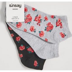 Skarpetki stopki w róże - Wielobarwny. Różowe skarpetki damskie Sinsay, bez wzorów. Za 9,99 zł.