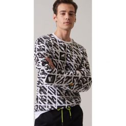 Bluza z kontrastowym nadrukiem -. Bluzy męskie Cropp, s, z nadrukiem, z kontrastowym kołnierzykiem, bez rękawów, bez kaptura. Za 79,99 zł.