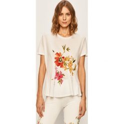 Desigual Sport - T-shirt. Białe topy damskie Desigual Sport, s, z nadrukiem, z bawełny, z krótkim rękawem. Za 179,90 zł.