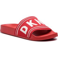 Klapki DKNY - Zora K4855294 Rouge. Czerwone klapki damskie DKNY, bez wzorów, z tworzywa sztucznego, bez obcasa. W wyprzedaży za 179,00 zł.
