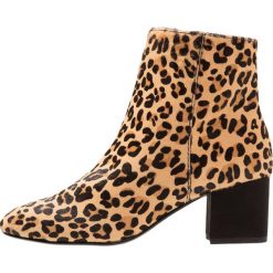 Dune London OLYVEA Ankle boot brown. Pomarańczowe botki damskie marki Dune London, ze skóry ekologicznej, bez obcasa, bez zapięcia. Za 399,00 zł.