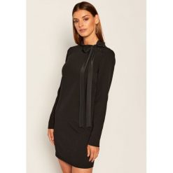 Sukienka koktajlowa Red Valentino UR3VAR35. Czarne sukienki damskie Red Valentino, bez wzorów, wizytowe, bez kołnierzyka, bez rękawów. Za 1779,00 zł.