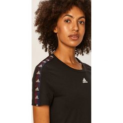 Adidas - T-shirt. Czarne topy damskie Adidas, s, bez wzorów, z bawełny, casualowe, z okrągłym kołnierzem. Za 99,90 zł.