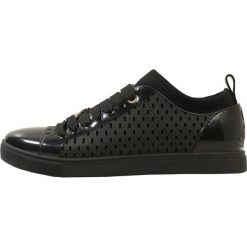Vivienne Westwood Sneakersy niskie black. Czarne sneakersy męskie marki Vivienne Westwood, bez wzorów, ze skóry ekologicznej, bez zapięcia. Za 949,00 zł.