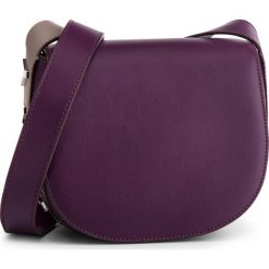 Torebka DKNY - Bedford Saddle Cbody R83EH776 Brinjal 1SZ. Fioletowe torebki klasyczne damskie DKNY, na imprezę, bez wzorów, ze skóry, bez dodatków. W wyprzedaży za 549,00 zł.