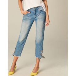 Jeansy skinny z wiązaniem - Niebieski. Niebieskie rurki damskie marki Mohito. W wyprzedaży za 119,99 zł.