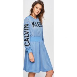 Calvin Klein Jeans - Sukienka. Niebieskie sukienki damskie Calvin Klein Jeans, na co dzień, s, z nadrukiem, z elastanu, casualowe, z okrągłym kołnierzem, bez rękawów, rozkloszowane. W wyprzedaży za 459,90 zł.