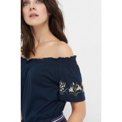 Koszulka z kwiatowym nadrukiem. Niebieskie t-shirty damskie Orsay, s, z nadrukiem, z bawełny, z kołnierzem typu carmen, z krótkim rękawem. W wyprzedaży za 40,00 zł.