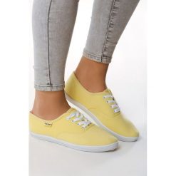 Żółte Tenisówki This Place. Żółte trampki i tenisówki damskie Born2be, bez wzorów, bez zapięcia. W wyprzedaży za 24,99 zł.