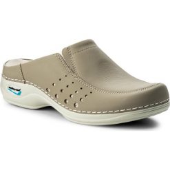 Klapki NURSING CARE - Berlin WG4A12 Beige. Brązowe klapki damskie marki Nursing Care, ze skóry ekologicznej. W wyprzedaży za 229,00 zł.