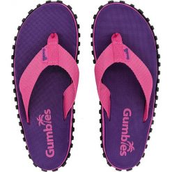 Gumbies - Japonki Duckbill. Różowe klapki damskie Gumbies, w paski, z bawełny, bez obcasa, na obcasie. W wyprzedaży za 69,90 zł.
