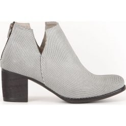 Nakrapiane wycięte botki na słupku - skóra naturalna - model 501 - kolor kropki. Szare botki damskie Zapato, na lato, z jeansu, klasyczne, przed kostkę, bez obcasa, na obcasie, bez zapięcia. Za 399,00 zł.