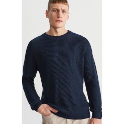 Sweter ze strukturalnej dzianiny - Granatowy. Niebieskie swetry męskie Reserved, s, bez wzorów, z dzianiny, bez kołnierzyka, bez kaptura. Za 139,99 zł.