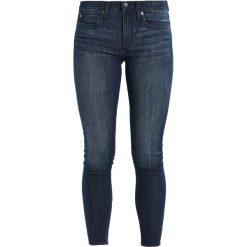 GAP GENOA Jeans Skinny Fit dark indigo. Niebieskie jeansy damskie relaxed fit marki GAP, z bawełny. Za 169,00 zł.