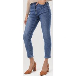 Niebieskie Jeansy Mom Fit Eirevien. Niebieskie jeansy damskie Born2be. Za 99,99 zł.