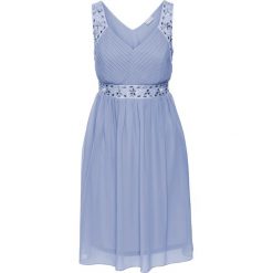 Sukienka wieczorowa bonprix matowy niebieski. Niebieskie sukienki damskie bonprix, z aplikacjami, z szyfonu, eleganckie, z dekoltem w serek, bez rękawów. Za 124,99 zł.