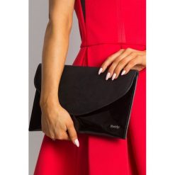 CZARNA MAŁA TOREBKA WIZYTOWA KOPERTÓWKA WIECZOROWA. Czarne kopertówki damskie ROVICKY, na co dzień, w paski, ze skóry ekologicznej, eleganckie, na ramię, małe, bez dodatków. W wyprzedaży za 69,00 zł.