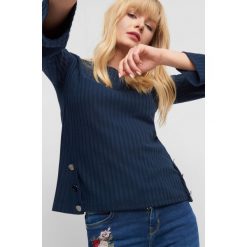 Lekki sweter z guzikami. Niebieskie koszulki damskie Orsay, na co dzień, s, bez wzorów, z elastanu, bez kołnierzyka, z długim rękawem. W wyprzedaży za 35,00 zł.