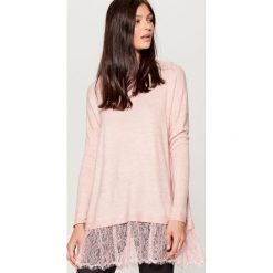 Sweter z koronkowym wykończeniem - Różowy. Czerwone swetry klasyczne damskie Mohito, l, z koronki. Za 119,99 zł.