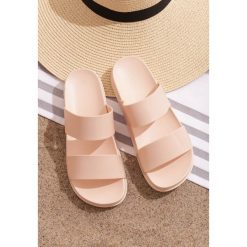 Beżowe Klapki Splendid Idea. Brązowe klapki damskie Born2be, bez wzorów, bez obcasa, na płaskiej podeszwie. Za 49,99 zł.