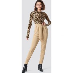 Spodnie damskie: NA-KD Eleganckie spodnie z wiązaniem - Beige