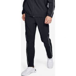 Under Armour Spodnie dresowe Czarny. Czarne spodnie męskie Under Armour, s, bez wzorów, z bawełny. Za 550,95 zł.