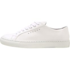Filippa K KATE Sneakersy niskie white. Białe trampki i tenisówki damskie marki Filippa K, bez wzorów, ze skóry, bez zapięcia. Za 839,00 zł.