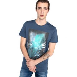Jack & Jones Chillen Koszulka Niebieski. Niebieskie podkoszulki męskie Jack & Jones, s, z nadrukiem, z bawełny, bez kołnierzyka, krótkie. Za 66,95 zł.