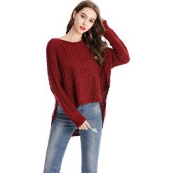 Sweter w kolorze bordowym. Czerwone swetry damskie Swetry na chłodne dni, bez wzorów, bez rękawów, bez kaptura. W wyprzedaży za 119,95 zł.