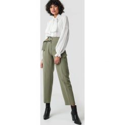 NA-KD Classic Spodnie Asymmetric Belted Suit - Green. Zielone spodnie damskie NA-KD Classic, bez wzorów, z podwyższonym stanem. Za 202,95 zł.
