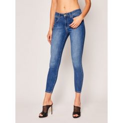 Jeansy Skinny Fit Wrangler Crop W28MJI71G. Niebieskie jeansy damskie Wrangler. W wyprzedaży za 259,00 zł.