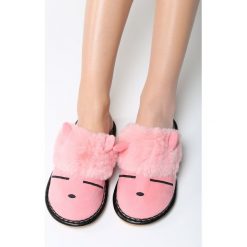 Różowe Kapcie Suburban. Czerwone kapcie damskie Born2be, z materiału. Za 39,99 zł.
