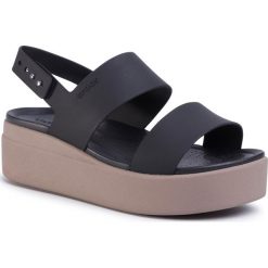 Sandały CROCS - Brooklyn Low Wedge W 206453 Black/Mushroom. Czarne klapki damskie Crocs, bez wzorów, z tworzywa sztucznego, bez obcasa. W wyprzedaży za 189,00 zł.