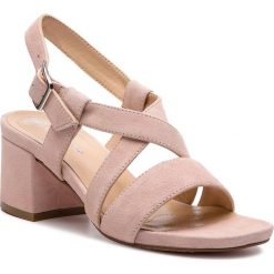 Sandały SOLO FEMME - 33705-01-H18/000-07-00 Pudrowy Róż. Różowe klapki damskie Solo Femme, bez wzorów, ze skóry, bez obcasa, na obcasie. W wyprzedaży za 239,00 zł.