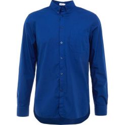 Filippa K PETER WASHED Koszula aquatic. Niebieskie koszule męskie marki Filippa K, m, bez wzorów, z bawełny, bez kołnierzyka, bez rękawów. Za 549,00 zł.