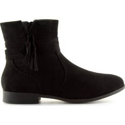 Botki zamszowe czarne LL022 Black. Czarne botki damskie ButyModne, z zamszu, klasyczne, bez obcasa, na płaskiej podeszwie, bez zapięcia. Za 84,22 zł.