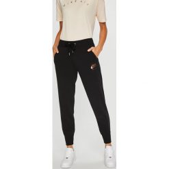 Nike Sportswear - Spodnie. Szare spodnie sportowe damskie marki Nike Sportswear, s, z bawełny. W wyprzedaży za 229,90 zł.
