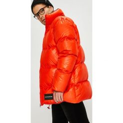 Calvin Klein Jeans - Kurtka puchowa. Pomarańczowe płaszcze męskie Calvin Klein Jeans, m, bez wzorów, z poliesteru, krótkie, bez kaptura. W wyprzedaży za 849,90 zł.