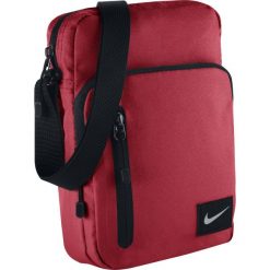 SASZETKA CORE SMALL ITEMS. Czerwone plecaki męskie Nike, w paski. W wyprzedaży za 79,99 zł.