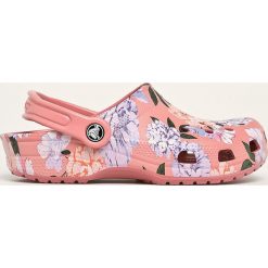 Crocs - Klapki. Czarne klapki damskie Crocs, bez wzorów, z materiału, bez obcasa, na obcasie. Za 189,90 zł.