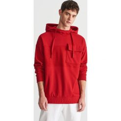 Bluza z kieszenią - Czerwony. Czerwone bluzy męskie Reserved, s, bez wzorów, bez kołnierzyka, bez rękawów, bez kaptura. W wyprzedaży za 79,99 zł.