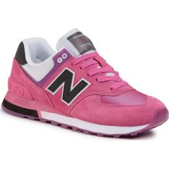 Sneakersy NEW BALANCE - WL574SAV Różowy. Różowe półbuty damskie New Balance, bez wzorów, z zamszu, bez obcasa, na płaskiej podeszwie, bez zapięcia. Za 349,00 zł.