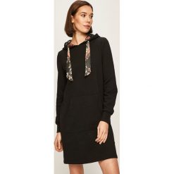 Only - Sukienka. Czarne sukienki damskie ONLY, na co dzień, s, bez wzorów, z bawełny, casualowe, z okrągłym kołnierzem, z długim rękawem, długie, mini, proste. W wyprzedaży za 149,90 zł.