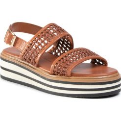Sandały XTI - 44110 Camel. Pomarańczowe klapki damskie Xti, bez wzorów, ze skóry ekologicznej, bez obcasa. Za 219,00 zł.