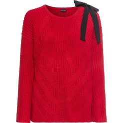Sweter z kokardą bonprix czerwony. Czerwone swetry klasyczne damskie bonprix, z dzianiny, z asymetrycznym kołnierzem. Za 49,99 zł.