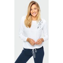Biała bluzka z haftem - 38. Białe bluzki damskie e-margeritka.pl, z haftami, z tkaniny, eleganckie, bez kołnierzyka, bez rękawów. Za 99,99 zł.