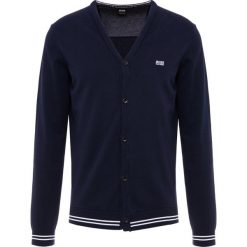 BOSS ATHLEISURE ZUREX Kardigan navy. Niebieskie kardigany męskie marki BOSS Athleisure, m, bez wzorów, z bawełny. Za 629,00 zł.