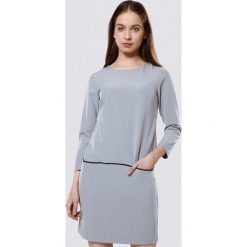 Jasnoszara Sukienka Nipping. Szare sukienki damskie Born2be, na co dzień, xl, bez wzorów, z tkaniny, z okrągłym kołnierzem, bez rękawów, długie, mini, proste. Za 69,99 zł.