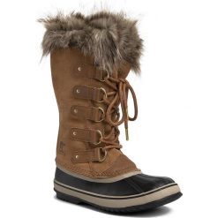 Śniegowce SOREL - Joan Of Arctic NL3481 Camel Brown/Black 224. Pomarańczowe kozaki damskie Sorel, na zimę, z zamszu, bez obcasa, bez zapięcia. W wyprzedaży za 599,00 zł.
